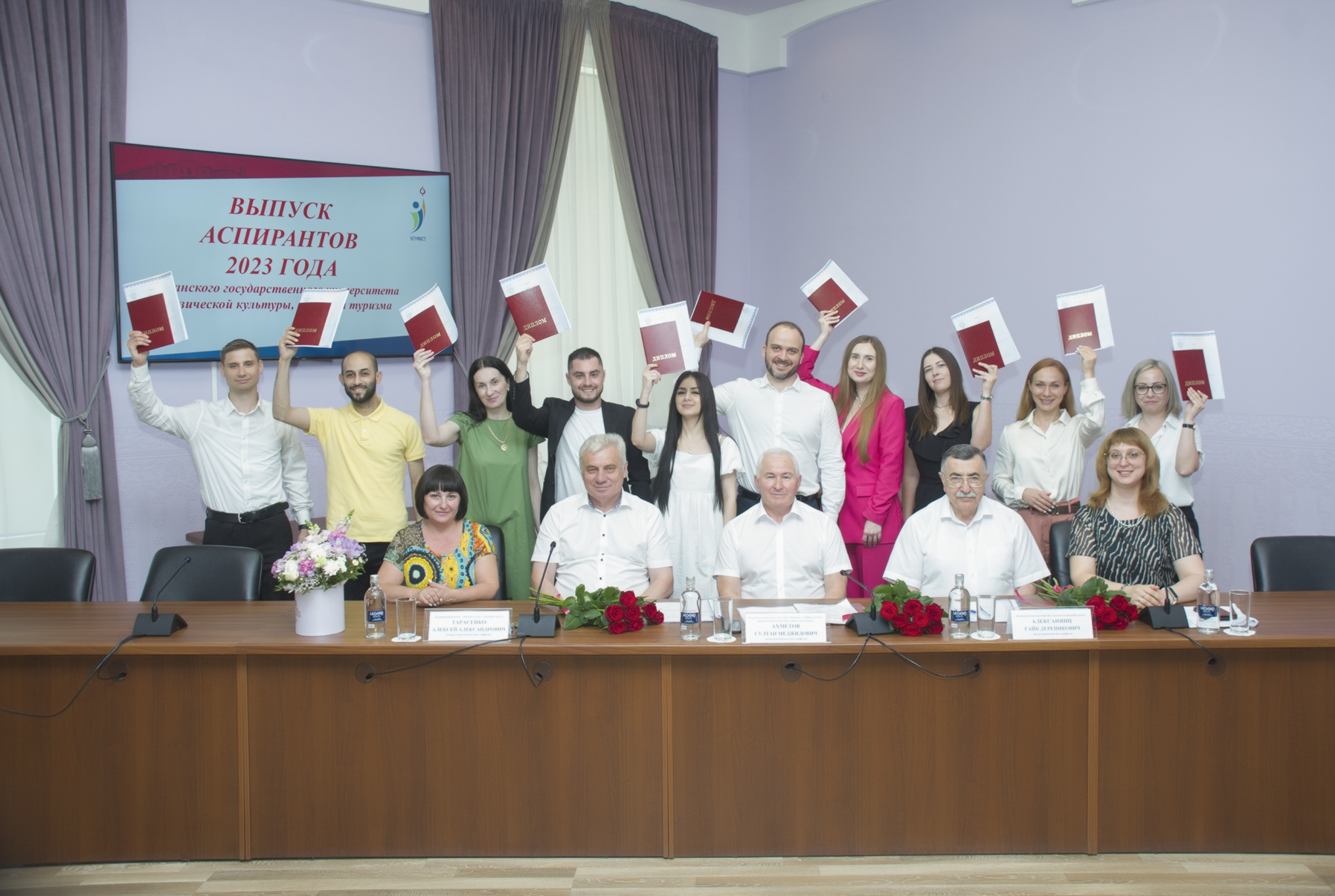 Выпускникам – 2023 года аспирантуры университета вручили дипломы об окончании обучения.