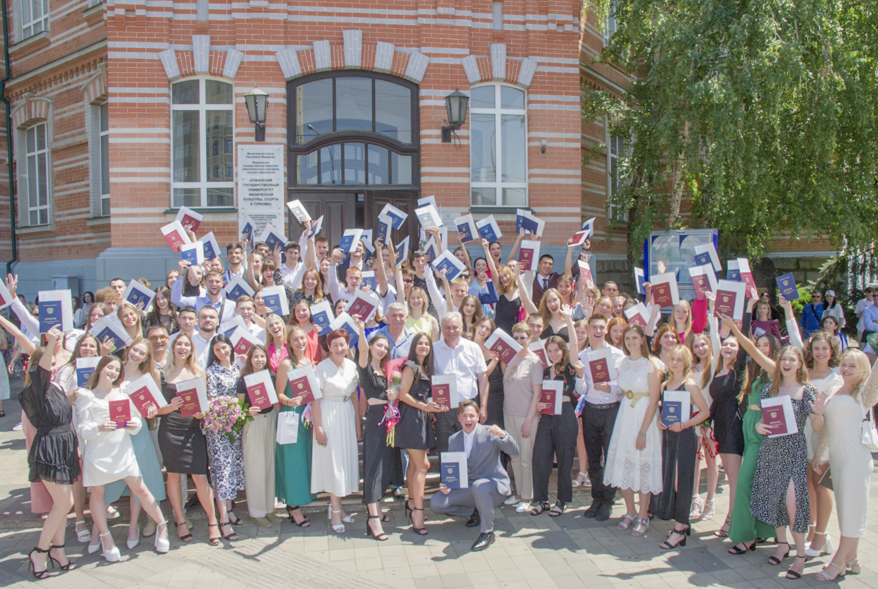 Вручены дипломы выпускникам Гуманитарного колледжа 2023 года.