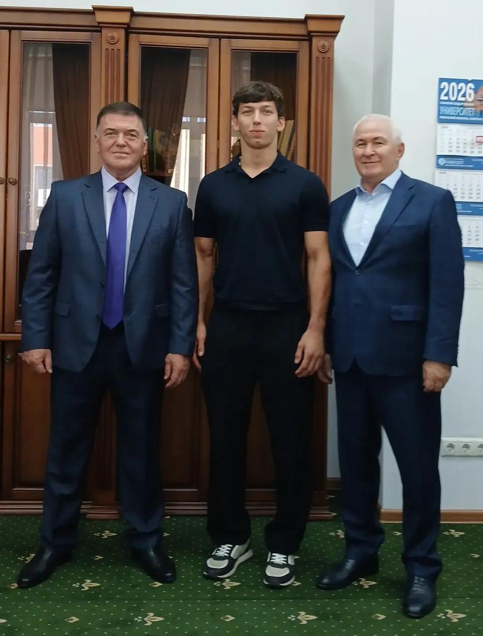 Баланс большого спорта и учёбы: встреча Султана Ахметова с чемпионом мира по дзюдо Тимуром Арбузовым
