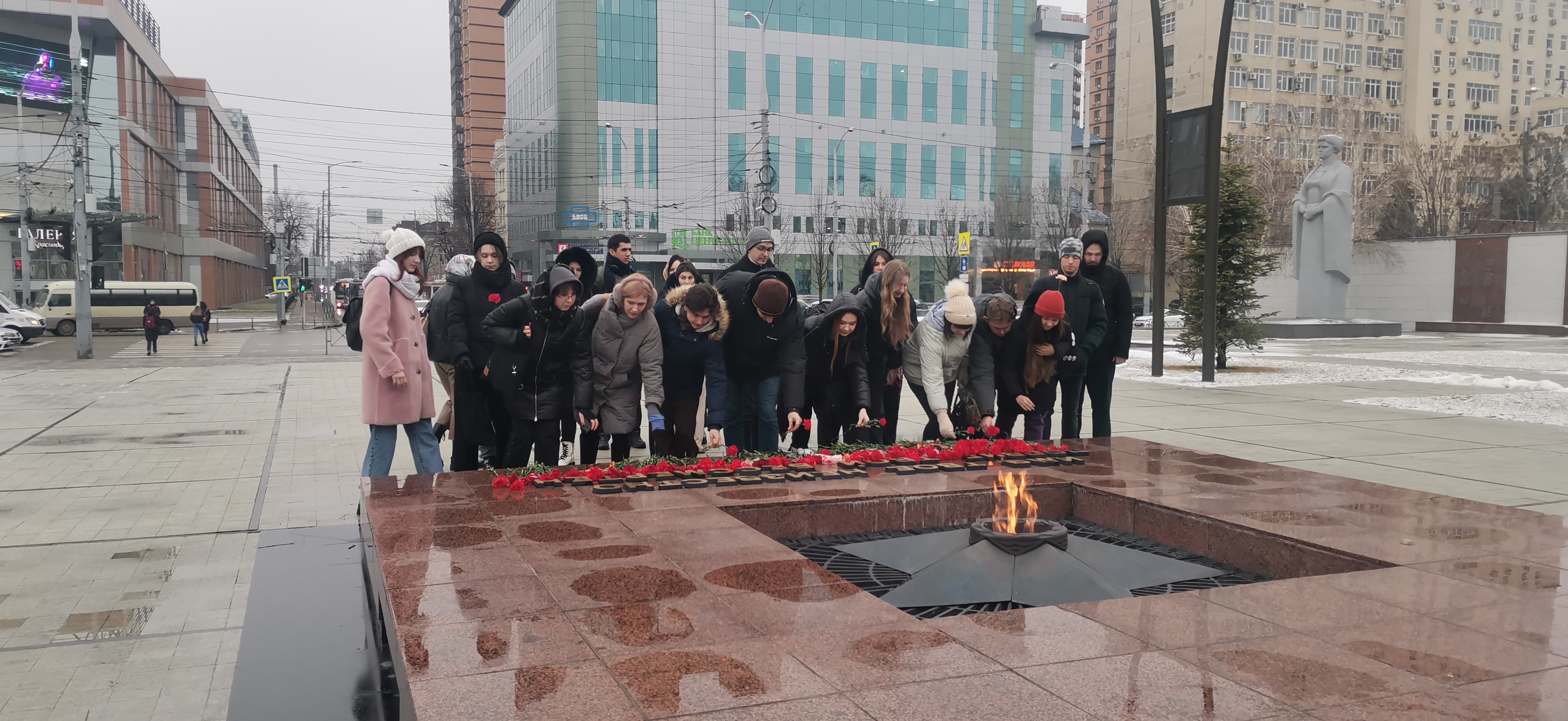 Сегодня студенты университета возложили цветы к Вечному огню у Поста №1 на площади Памяти Героев. Сегодня студенты университета возложили цветы к Вечному огню у Поста №1 на площади Памяти Героев.