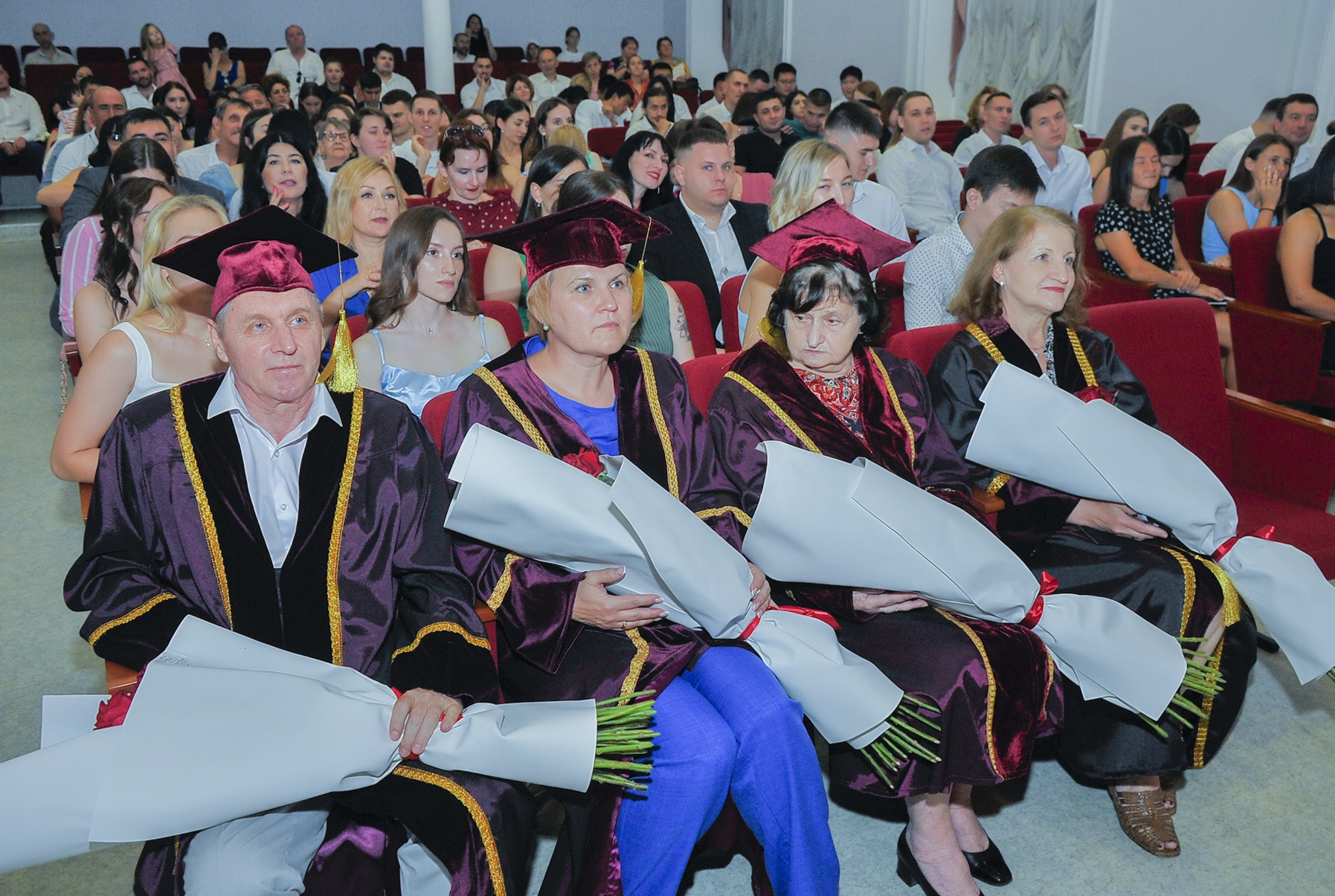 Выпускникам факультета магистерской подготовки вручили дипломы.