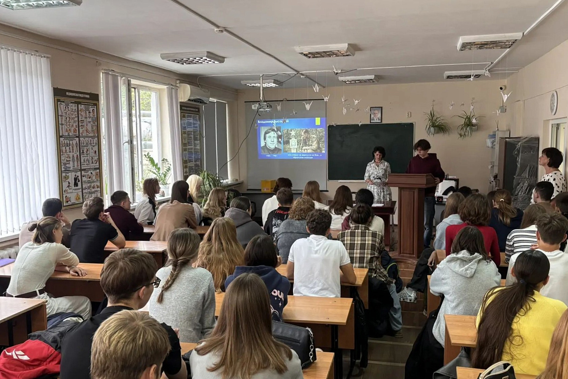 Мост между прошлым и настоящим: в Гуманитарном колледже почтили память героев в День белых журавлей