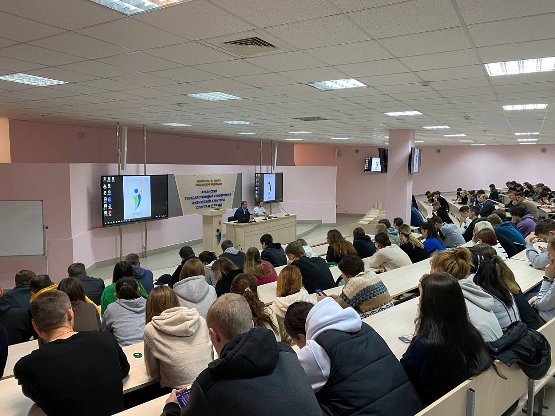 В КГУФКСТ состоялась встреча обучающихся вуза с руководителем Центра водных видов спорта С.А. Мясищевым.