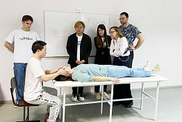 Магистрант Ли Цзиньпэнь провел для обучающихся мастер-класс по китайской народной традиционной медицине.