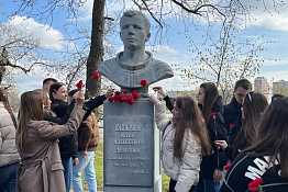 Студенты факультета адаптивной и оздоровительной физической культуры приняли участие в возложении цветов к памятнику Ю.А. Гагарина.