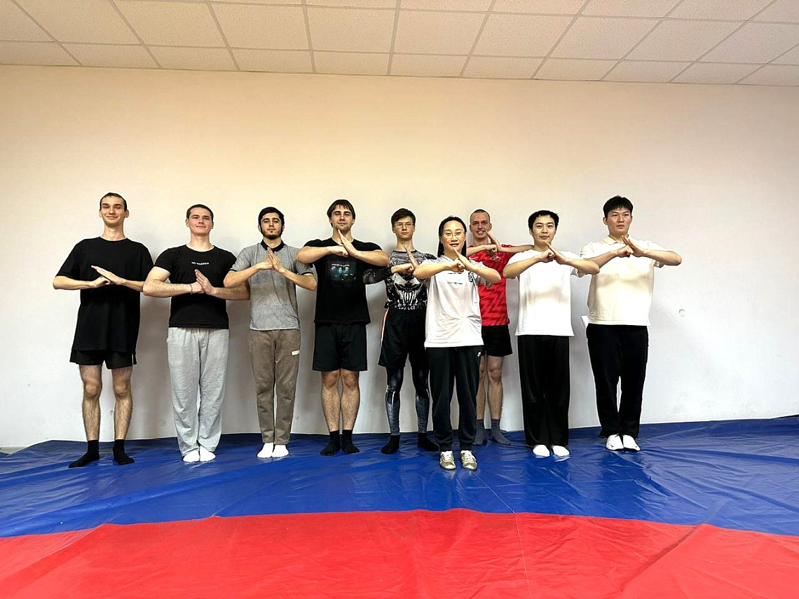 Для студентов вуза прошел мастер-класс «Традиционная китайская оздоровительная гимнастика».