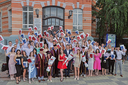 Выпускникам факультета магистерской подготовки вручили дипломы.