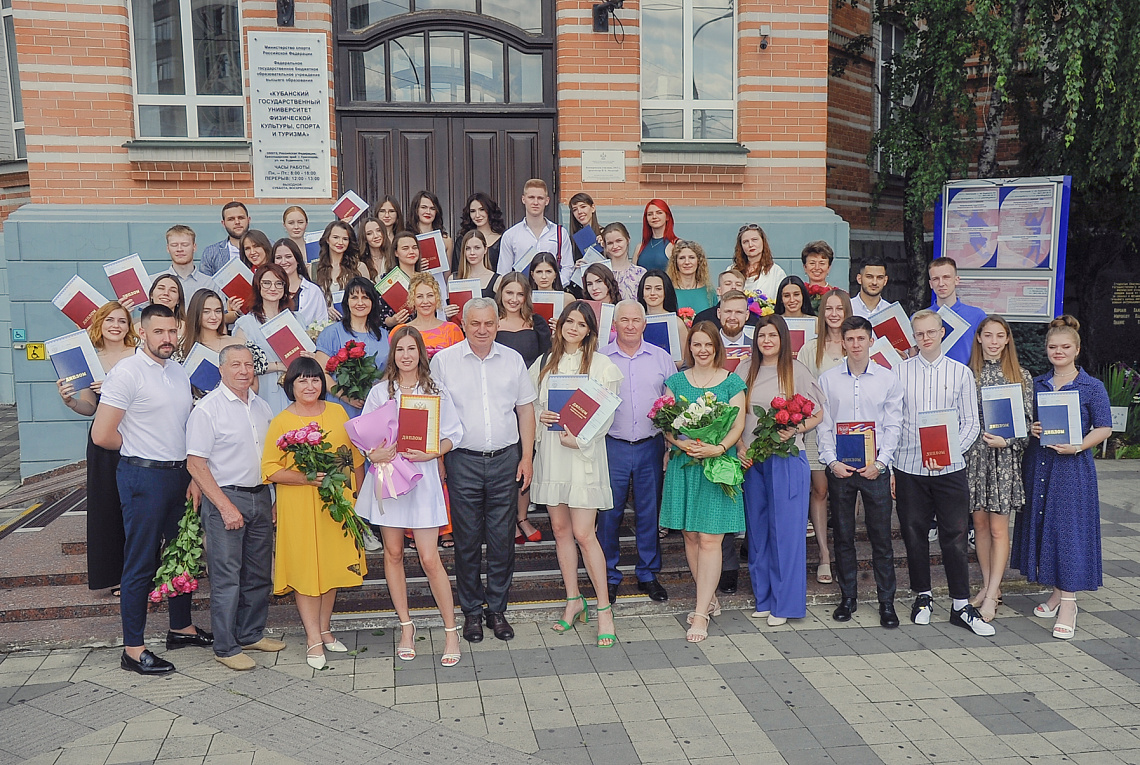 17 июля 2023 года выпускникам  факультета адаптивной и оздоровительной физической культуры вручены дипломы бакалавров!