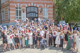 Вручены дипломы выпускникам Гуманитарного колледжа 2023 года.