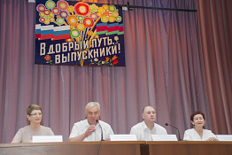 Вручены дипломы выпускникам Гуманитарного колледжа 2023 года.