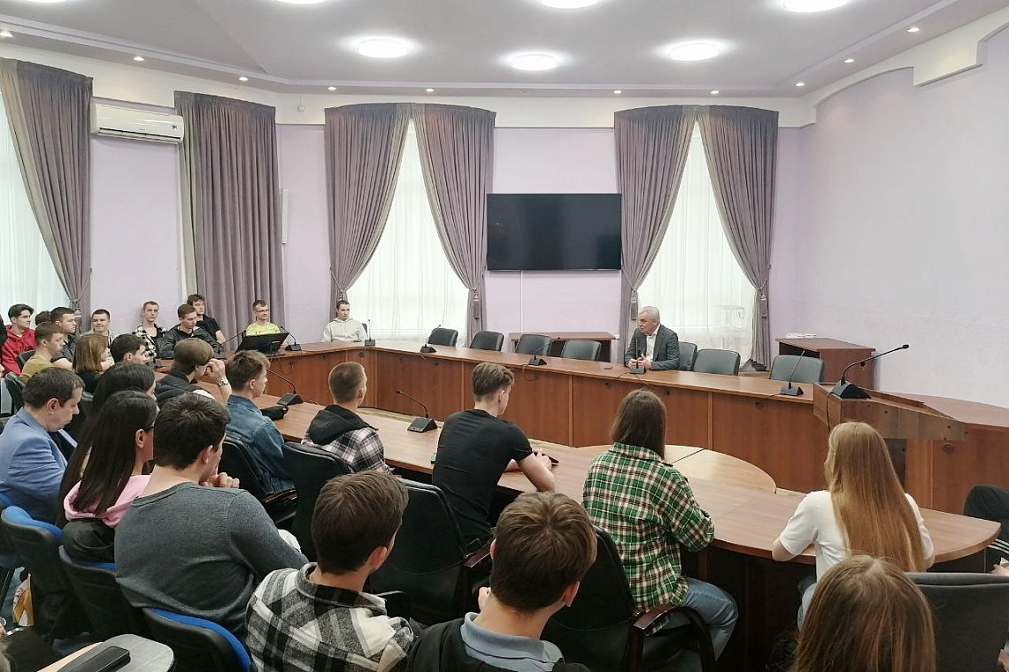 В университете прошла встреча студентов с первым проректором-проректором по учебной работе КГУФКСТ профессором Алексеем Александровичем Тарасенко.