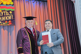 Выпускникам факультета магистерской подготовки вручили дипломы.