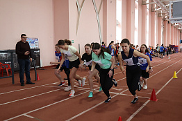 В легкоатлетическом манеже КГУФКСТ прошли соревнования, посвященные Дню защитника Отечества.