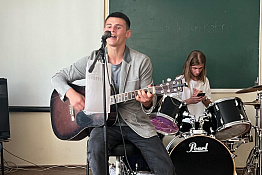 В Гуманитарном колледже КГУФКСТ отметили День учителя праздничным концертом.