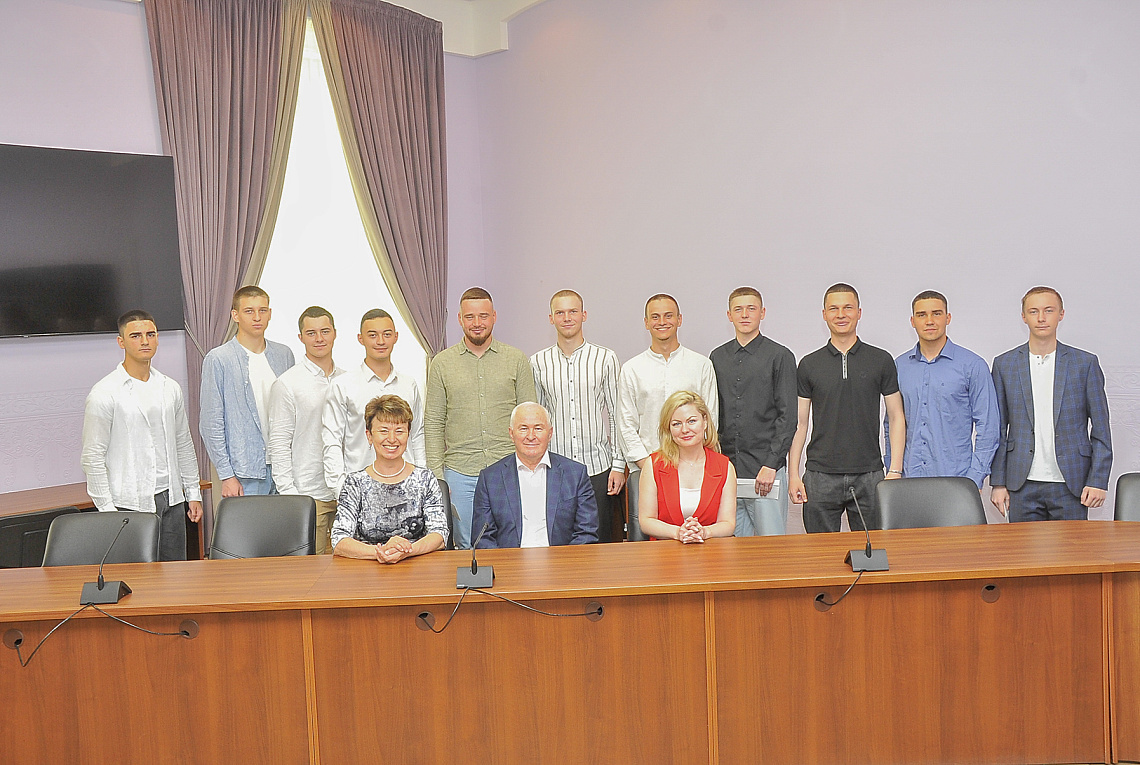 Ректор университета профессор С.М. Ахметов встретился со студентами-казаками