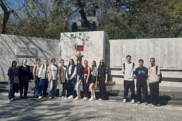 Студенты кафедры физкультурно-оздоровительных технологий посетили экспозицию военной техники и Выставочный зал Боевой Славы в парке 30-летия Победы.