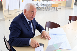 Важен голос каждого: ректор Султан Меджидович Ахметов проголосовал на выборах в Госдуму
