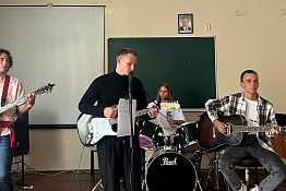 В Гуманитарном колледже КГУФКСТ отметили День учителя праздничным концертом.