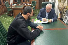 Ректор университета Султан Меджидович Ахметов встретился с магистрантом нашего университета, известным боксером Муслимом Гаджимагомедовым.