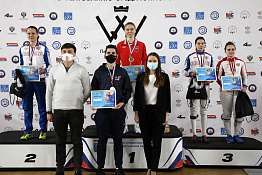 ПОЗДРАВЛЯЕМ! Студентка факультета спорта Мария Зинюхина стала серебряным призером первенства России по фехтованию среди юниоров.
