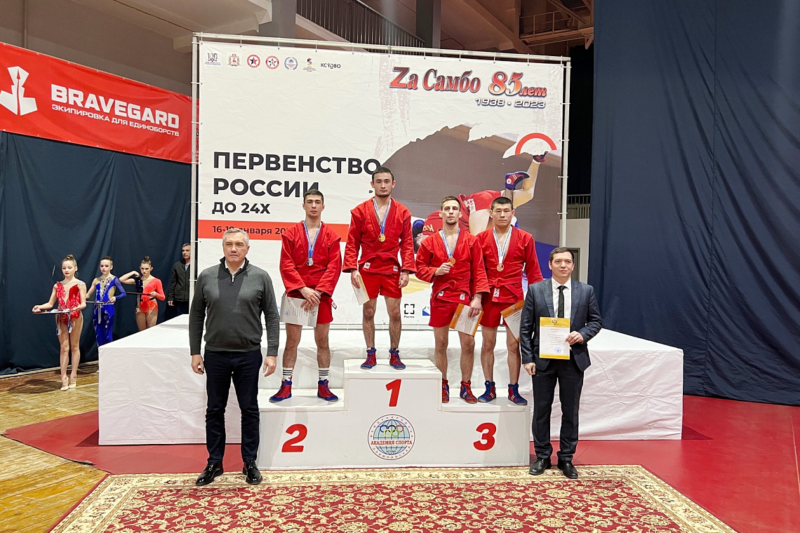 ПОЗДРАВЛЯЕМ! Студент КГУФКСТ Рамазан Коблев – серебряный призер Первенства России по самбо U-24. ПОЗДРАВЛЯЕМ! Студент КГУФКСТ Рамазан Коблев – серебряный призер Первенства России по самбо U-24.