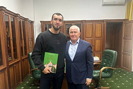 Ректор университета Султан Меджидович Ахметов встретился с магистрантом нашего университета, известным боксером Муслимом Гаджимагомедовым.