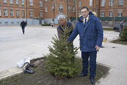 Посадка ёлок во внутреннем дворе университета  (21.02.2019)